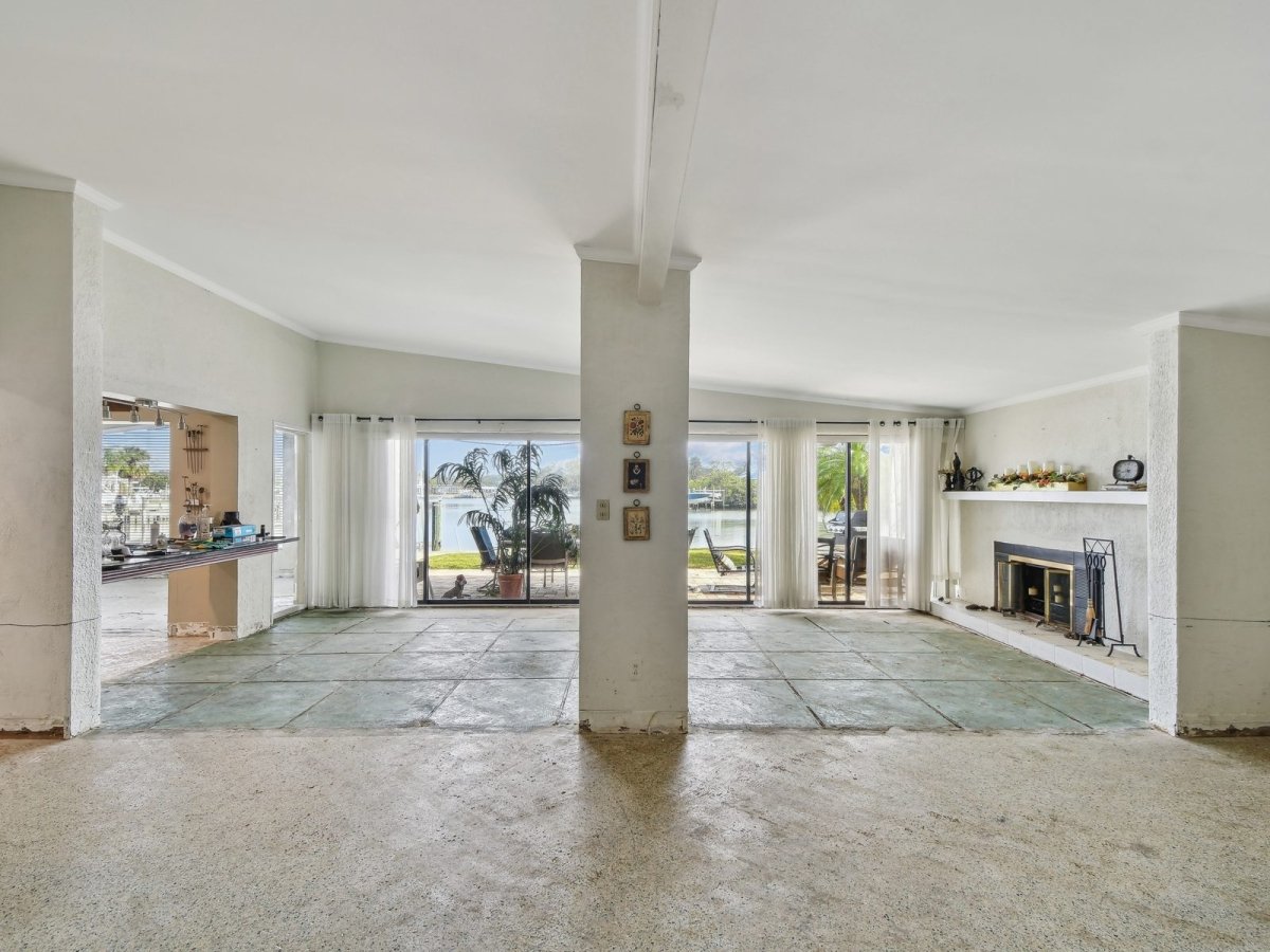 Great room, before renovation