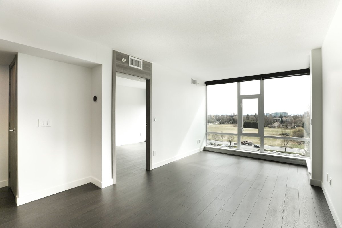 Concord Gardens · Living room, before